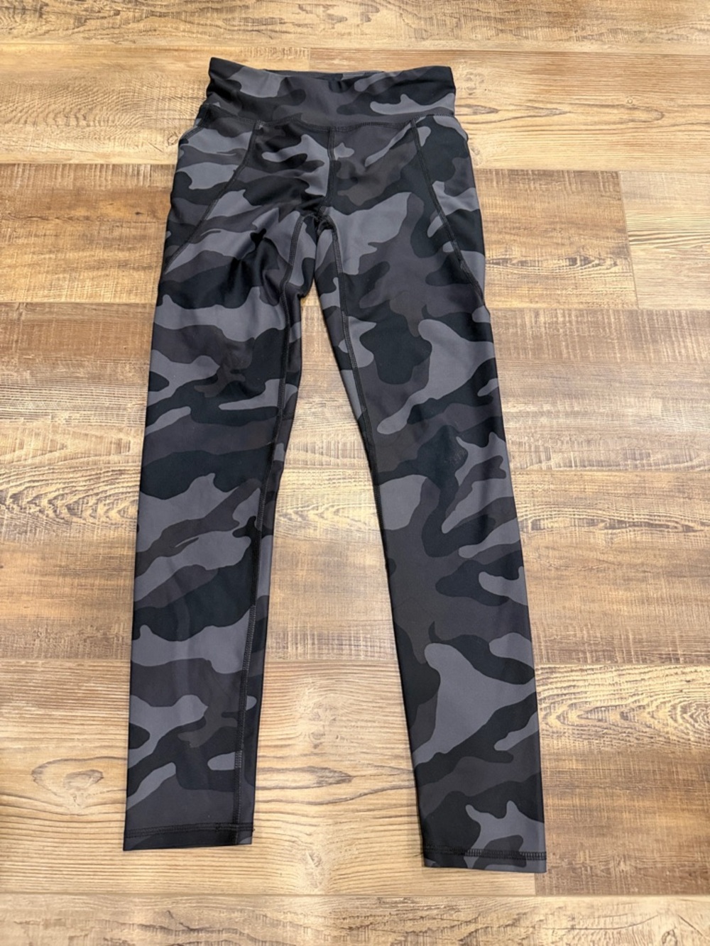 Old Navy Black & Gray Camo Leggings girls  size large